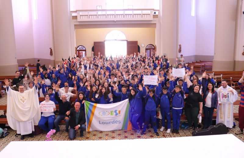 Foto de capa da notícia Peregrinação Jubilar do Mundo Educativo reúne 300 pessoas no Santuário de Caravaggio na celebração do Dia do Professor