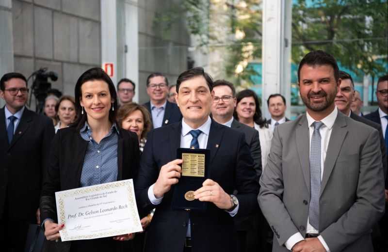 Foto de capa da notícia Reitor Gelson Leonardo Rech recebe Medalha da 55ª Legislatura da Assembleia Legislativa