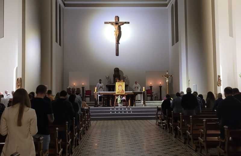 Foto de capa da notícia Celebração Mariana no Santuário Diocesano de Nossa Senhora de Caravaggio Emociona Devotos
