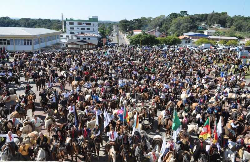 Foto de capa da notícia Cavalgada da Fé e Romaria dos Carros Antigos movimentam o Santuário rumo à 146ª Romaria