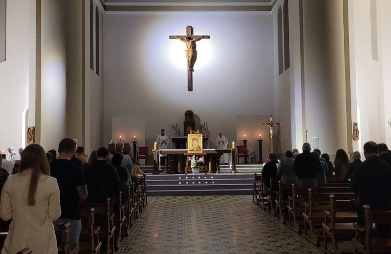 Foto de capa da notícia Celebração Mariana no Santuário Diocesano de Nossa Senhora de Caravaggio Emociona Devotos